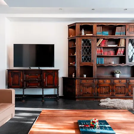 Luxury In Prime Location Apartment *