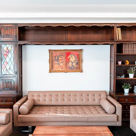 Luxury In Prime Location Apartment